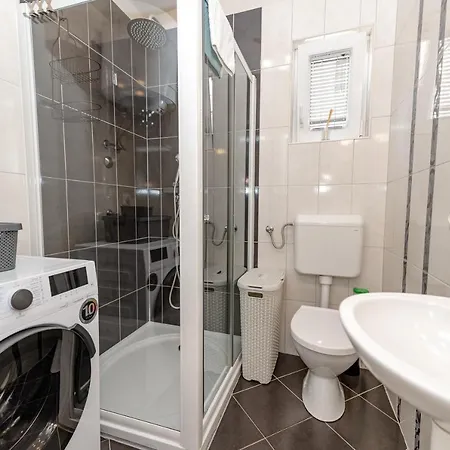 Jakov With Balcony Appartamento