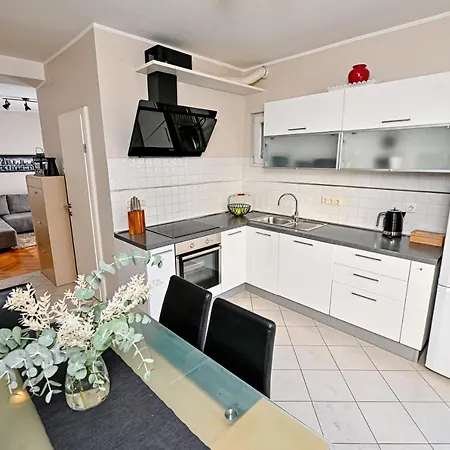 Jakov With Balcony Appartamento