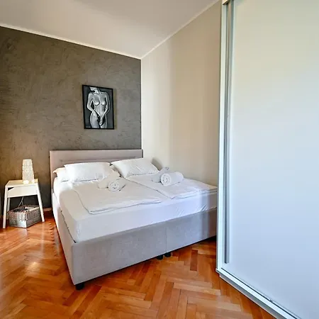 Jakov With Balcony * Zara