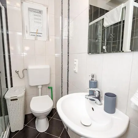 Jakov With Balcony Appartamento