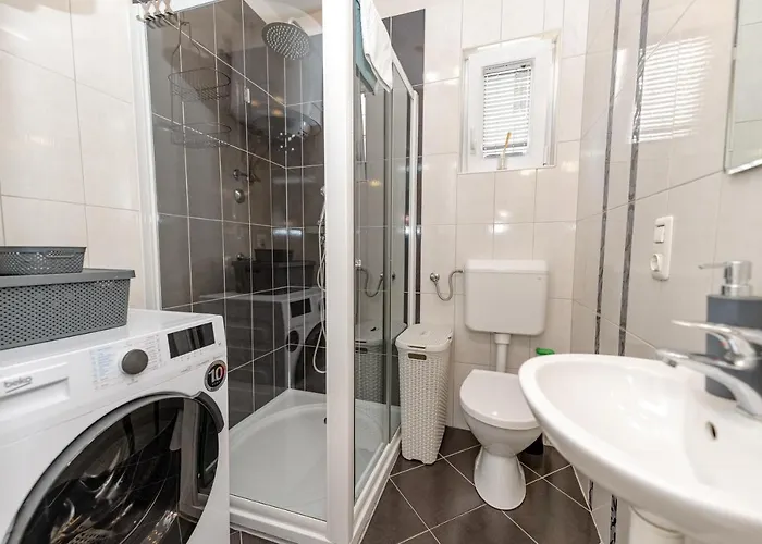 Jakov With Balcony Apartamento