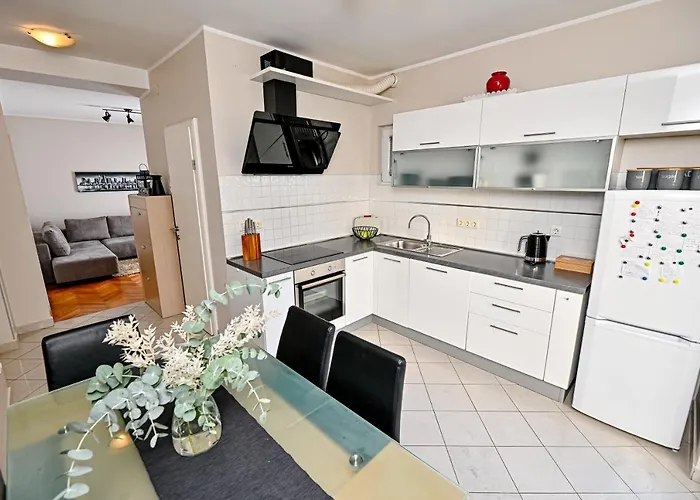 Jakov With Balcony Apartamento