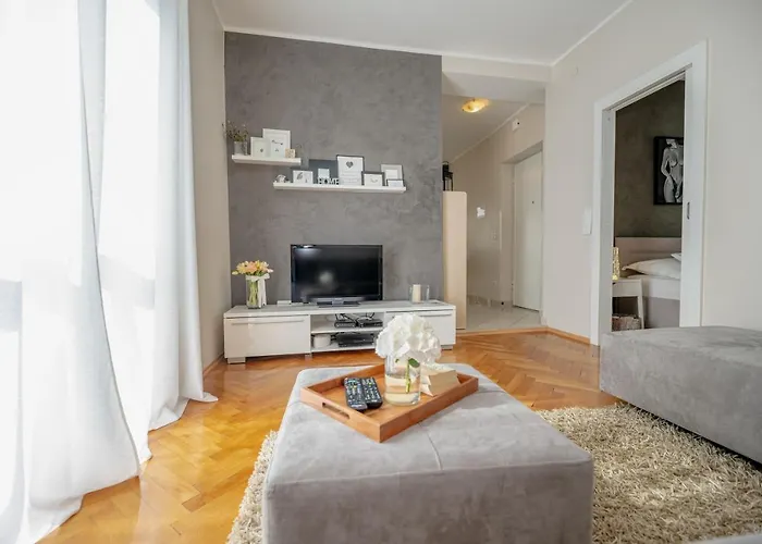 Jakov With Balcony Apartamento *