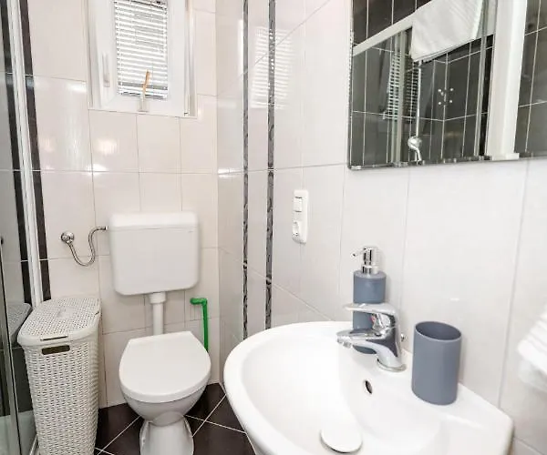 Jakov With Balcony Apartamento