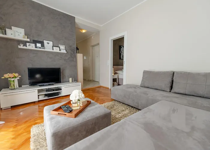 Jakov With Balcony Apartamento *